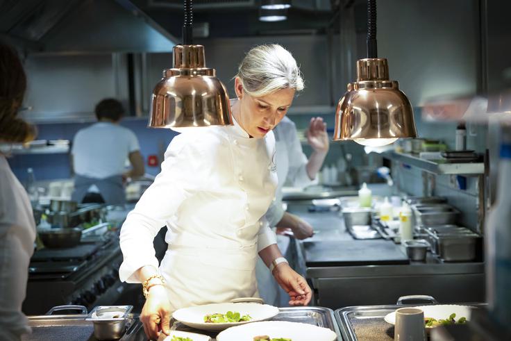 Clare Smyth se je iz svoje britanske restavracije s tremi Michelinovimi zvezdicami v torek za en dan preselila v Kobarid v Hišo Franko, prav tako v restavracijo s tremi Michelinovimi zvezdicami, kjer je za goste kuhala skupaj z Ano Roš. | Foto: Ana Kovač