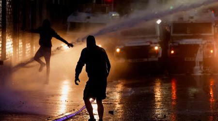 Protestnike so skušali pregnati z vodnim topom #video