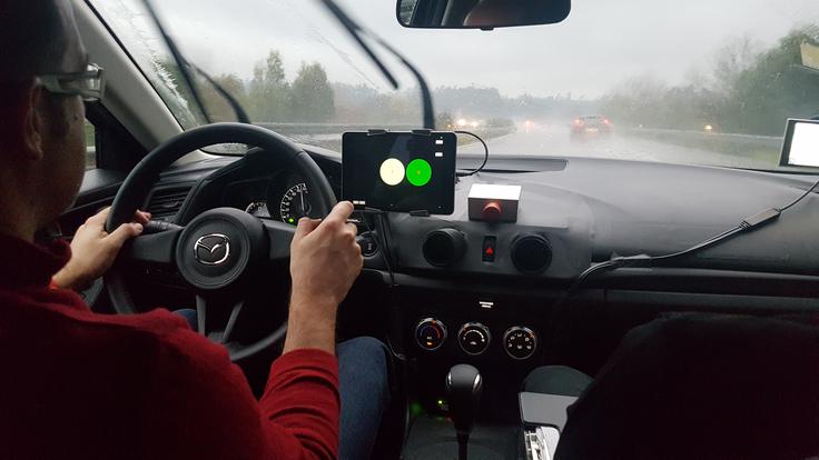 Za volanom prototipa mazde 3, ki bo serijska šele čez eno leto. Na vrhu armaturne plošče rdeč gumb za izklop elektrike, le zasilno prezračevanje in dodatni monitorji za nadzor delovanja novega bencinskega motorja. Testni avtomobil je imel že več kot 11 tisoč prevoženih kilometrov, skupno ima Mazda le šest takih prototipov. | Foto: Mazda
