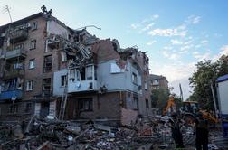 Rusi močno napadli Harkov: ubitih več ljudi, ujete iščejo pod ruševinami #video