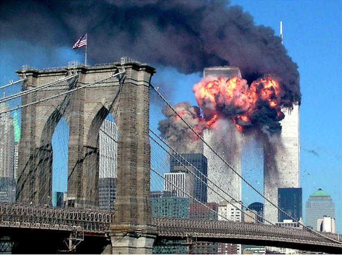 11. septembra 2001, ko sta v stolpnici WTC trčili potniški letali, je Rescorla načrt uporabil v praksi in v južnem nebotičniku organiziral evakuacijo več kot 2.500 ljudi. Sam je ni preživel. | Foto: Reuters