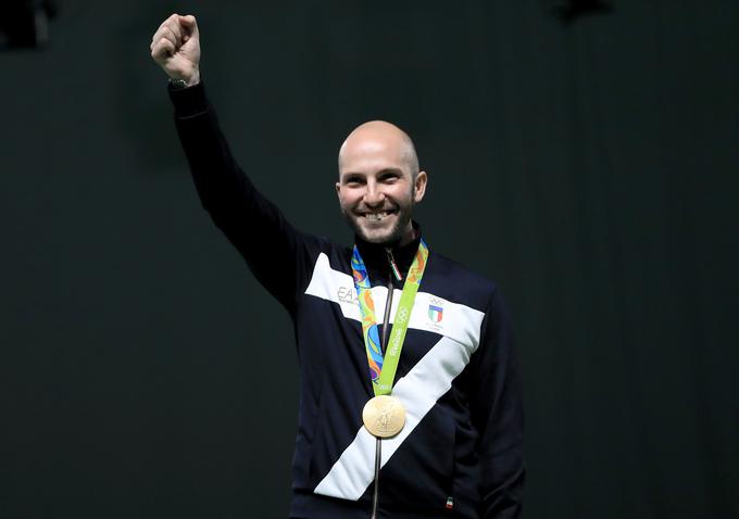 Niccolo Campriani je v tej disciplini v Londonu osvojil srebro, v Riu pa je stopil na najvišjo stopničko. | Foto: Getty Images