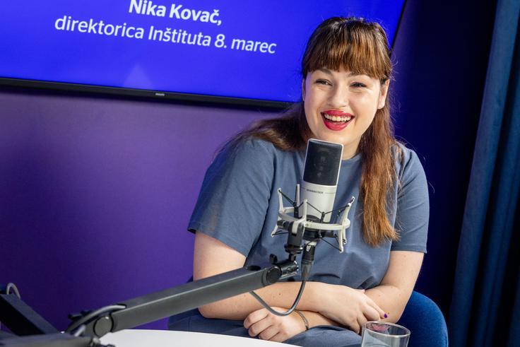 Kovač je opisala vpliv svoje mame, ki ji je s strogimi, a jasnimi vrednotami pomagala oblikovati pogled na svet. Spomnila se je, kako so skupaj z očetom pogosto obiskovali proteste in o različnih temah odprto razpravljali.  | Foto: Gaja Hanuna