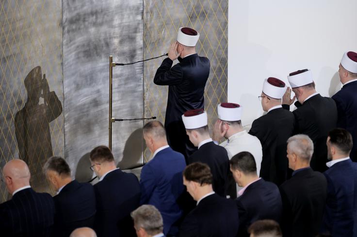 Osrednja bajramska slovesnost v Ljubljani, ki jo je vodil mufti Nevzet Porić. | Foto: STA