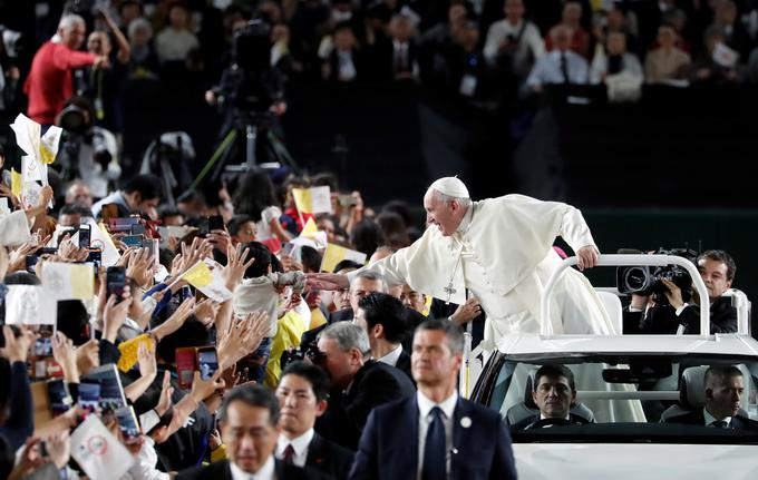 Frančišek je v japonski prestolnici daroval mašo, na kateri se je zbralo okoli 50 tisoč ljudi. | Foto: Reuters