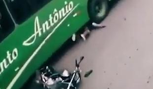 Neverjetno: čez glavo mu je zapeljal avtobus in to ga je rešilo #video