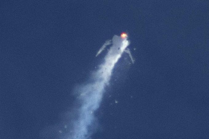 Prizadevanja Virgin Galactic, da bi turiste v vesolje odpeljal še v prvi polovici tega desetletja, je leta 2014 močno zavrla nesreča letala SpaceShipTwo, ki je razpadlo med preizkusnim poletom. Šlo je prav za plovilo VSS Enterprise. Eden od pilotov je v nesreči umrl, drugemu pa se je uspelo pravočasno izstreliti iz pilotske kabine, utrpel je zgolj poškodbo rame.  | Foto: Reuters