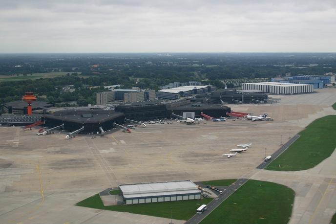 Letališče, Hannover | Hannovrsko letališče iz zraka. Tu imajo regionalne sedeže med drugim letalski prevozniki Condor, Eurowings in TUI Fly Deutschland, predlani pa je tukaj na krovu letala Air Force One med drugim pristal tudi nekdanji ameriški predsednik Barack Obama. | Foto Wikimedia Commons