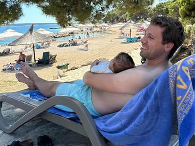 Sašo Avsenik na dopustu razkril sladko skrivnost: prišel je dojenček