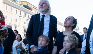 Na papeževem pogrebu tudi Julian Assange z družino