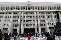 Protestniki v Kirgiziji zasedli parlament in vladna poslopja