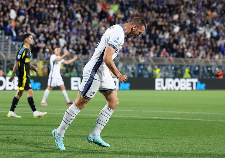 Stefan de Vrij je sredi prvega polčasa Inter povedel v vodstvo. | Foto: Reuters