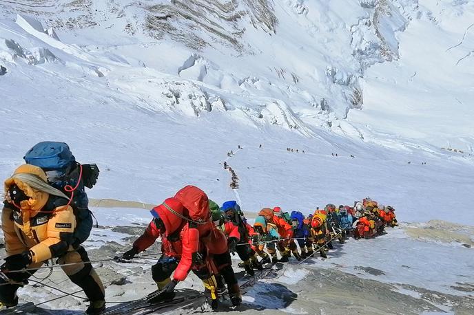 Everest | Najnovejše meritve so pokazale, da je najvišja gora na svetu 86 centimetrov višja, kot je to veljalo do zdaj. Everest po novem meri 8.848,86 metra. | Foto Guliver/Getty Images