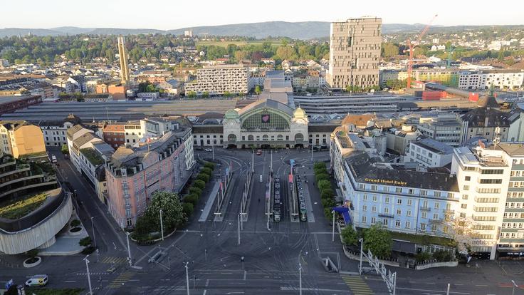 Stari železniški postaji v Baslu so na prelomu tisočletja dodali nadhod nad tiri, ki služi dostopu potnikov na perone. | Foto: Gulliverimage