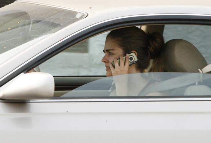 Raziskava britanskega avtomobilskega kluba RAC je pokazala, da je v zadnjem letu kar 11 milijonov voznikov priznalo uporabo telefona med vožnjo. | Foto: Reuters