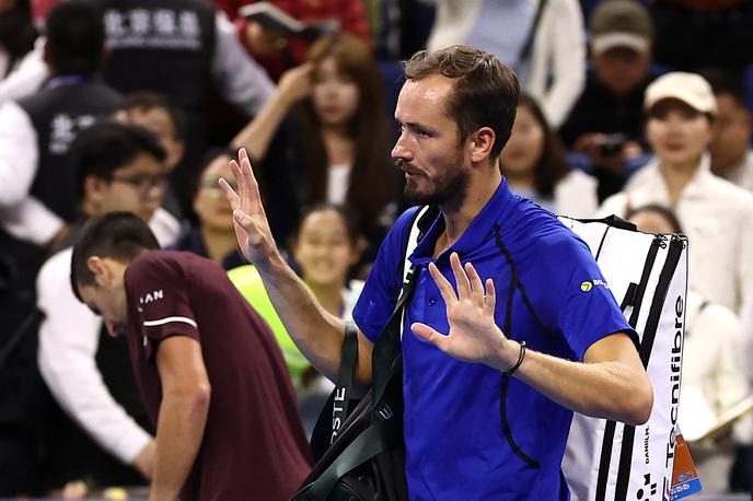Daniil Medvedjev | Danil Medvedjev je žogico poslal med gledalce, enega zadel in si prislužil diskvalifikacijo. | Foto Reuters