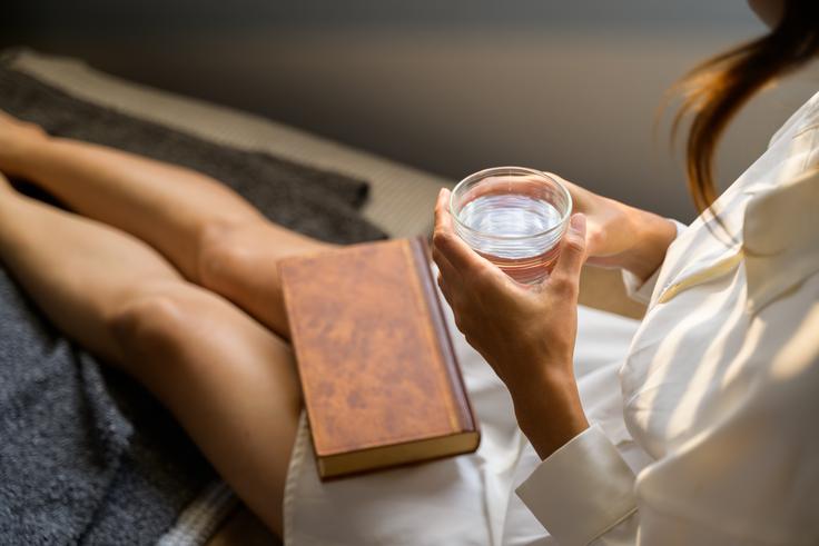 ženska, knjiga, voda, pomiritev | Foto: Shutterstock