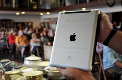 Izkupiček od prodaje papeževega iPada v dobrodelne namene