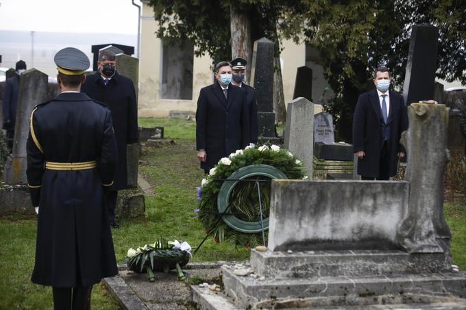 Predsednik republike Borut Pahor je ob dnevu spomina na žrtve holokavsta položil venec na judovskem pokopališču v Dolgi vasi.  | Foto: STA ,