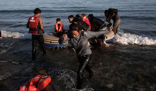 Grška obalna straža nad migrante #video