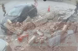 Nadzorna kamera posnela grozljiv prizor: balkon padel na ulico v trenutku, ko ... #video