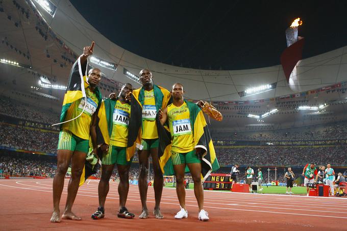 Jamajška ekipa je v Ptičjem gnezdu takole pozirala fotografom po zmagi v štafetnem teku 4 x 100 metrov. Zdaj ji grozi, da bo medalje morala vrniti. | Foto: Getty Images