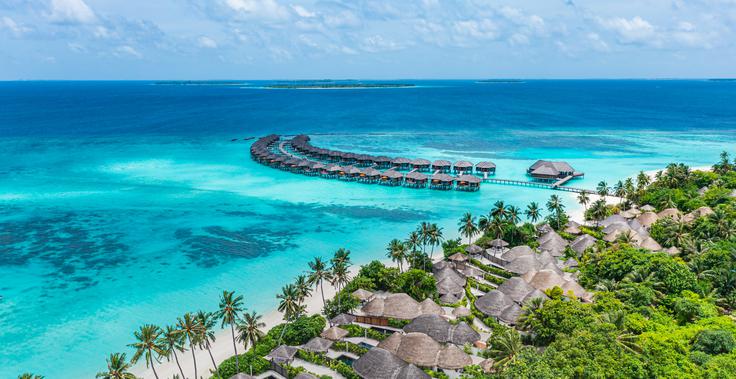 Tako so na Maldivih videti otoki, ki so polni resortov in nastanitev za turiste iz vsega sveta. | Foto: Shutterstock