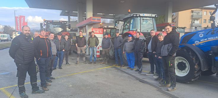 Zbor protestnikov na Petrolovem bencinskem servisu | Foto: Ksenija Mlinar