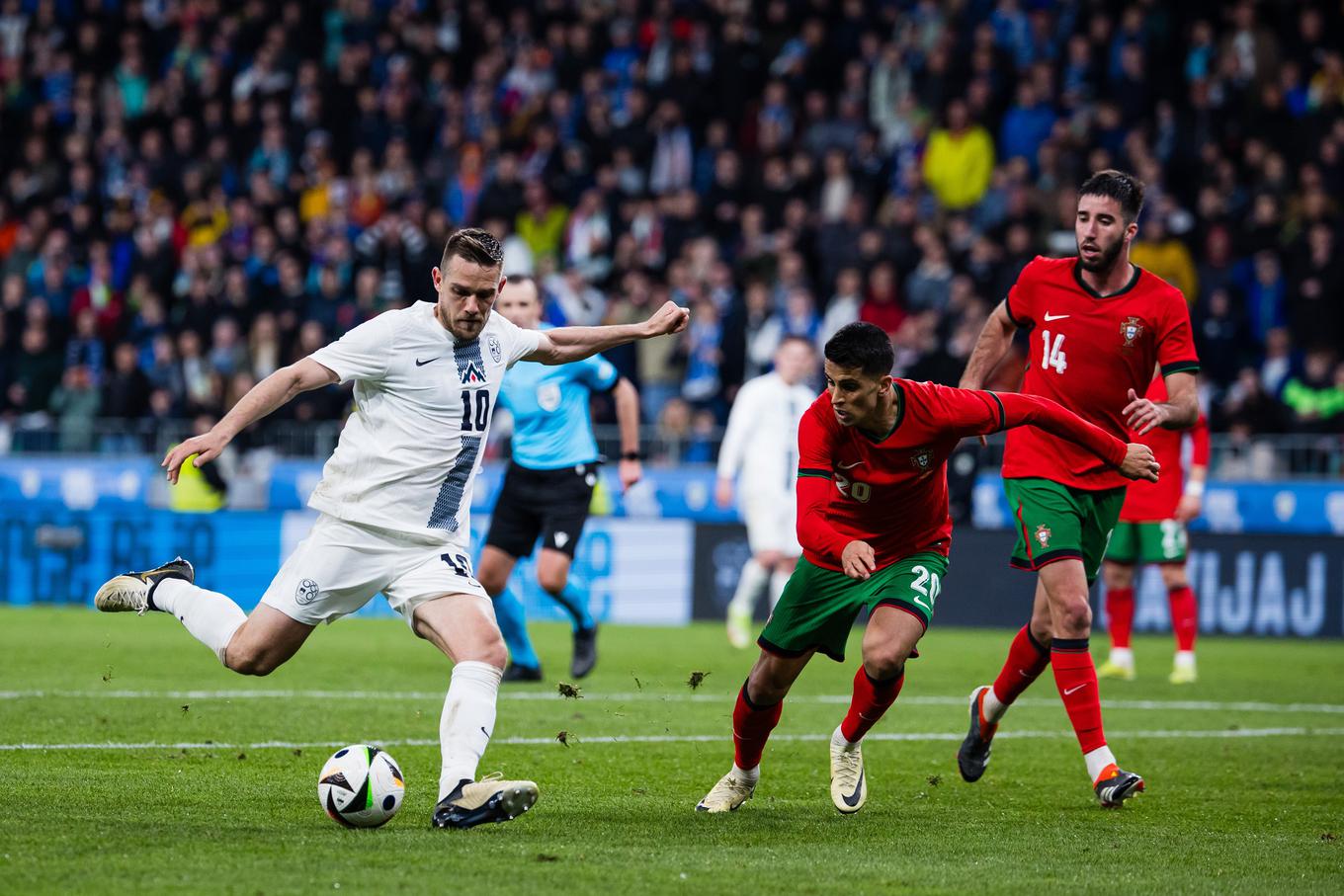 Em 26 de março, a Eslovênia venceu Portugal por 2 a 0, o placar final foi marcado por Timi Max Elšnik. | Foto: Grega Valančič/www.alesfevzer.com