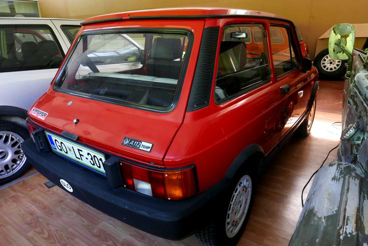 Rdečega autobianchija A112 je neka voznica Peljhanu prepustila kot del kupnine za novejši avtomobil. Z autobianchijem sta Peljhan kot sovoznik in Miran Kacin kot voznik leta 1990 začela svojo dirkaško pot. "Ta autobianchi čaka na varnostno kletko in da naredimo pravo repliko najinega prvega dirkalnega avtomobila," pravi Peljhan. | Foto: 