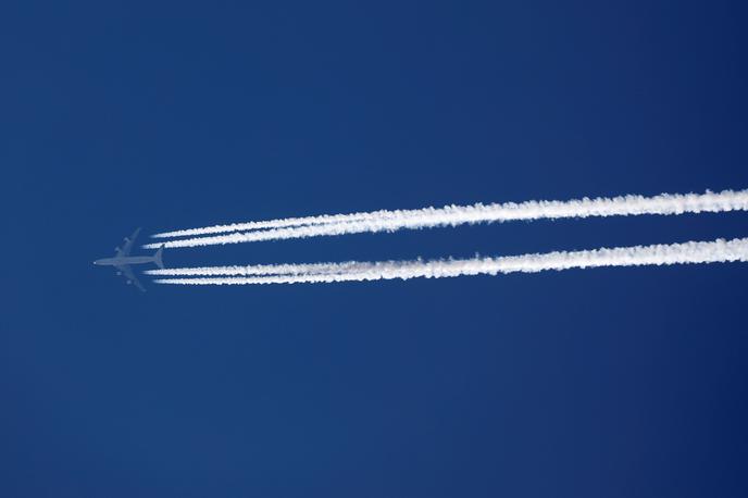 letalo nebo | Novinarsko letalo bi moralo iz letališča Dulles v Washingtonu poleteti že v torek zvečer, a so morali polet preložiti do srede zjutraj. | Foto Reuters