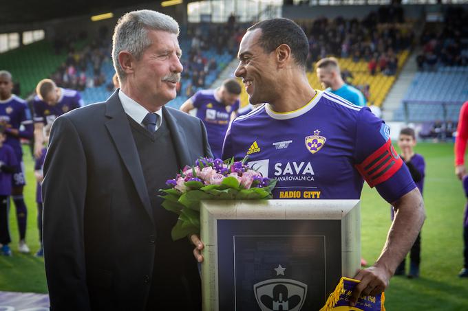 Predsednik NK Maribor Drago Cotar je v začetku meseca predal kapetanu nagrado za 500. nastop v dresu vijolic. | Foto: Blaž Weindorfer/Sportida