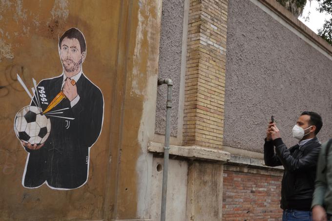 Eden od grafitov, uperjenih zoper projekt superlige. Predsednik Juventusa Andrea Agnelli med uničevanjem nogometne žoge.  | Foto: Guliverimage/Vladimir Fedorenko