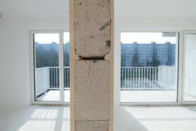 zasteklitev prenova balkon | Zaprtje balkonov v večstanovanjski stavbi lahko pomeni poseg v zunanji videz objekta in v skupne dele stavbe. | Foto Guliverimage