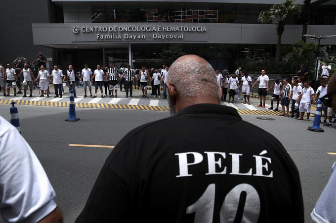 Navijači so se v nedeljo zbrali pred bolnišnico v Sao Paulu, kjer zdravijo 82-letnega Peleja.  | Foto: Guliverimage/Vladimir Fedorenko