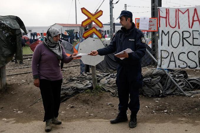 Oblasti prišleke obveščajo, da so meje na balkanski poti zaprte in naj se nastanijo v zbirnem centru. | Foto: 