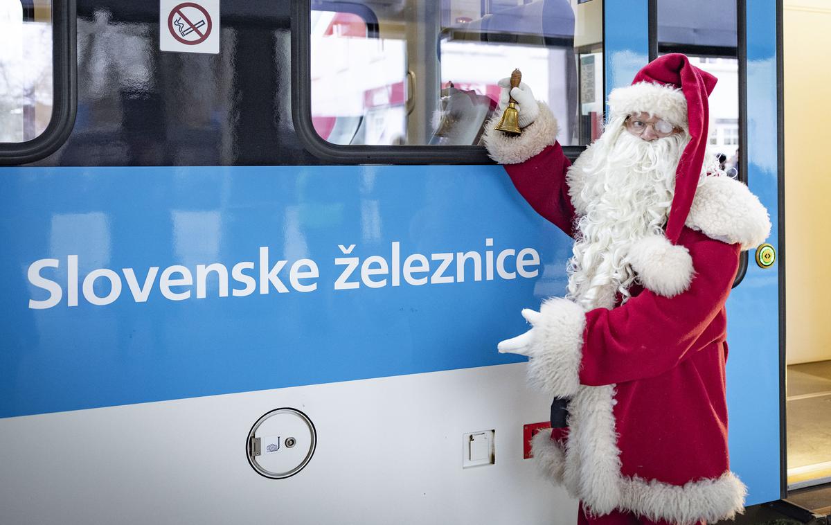 Praznična potovanja z vlaki in praznični junaki | Božiček se bo letos dvanajstkrat zapeljal z novimi potniškimi vlaki Slovenskih železnic. | Foto Ana Kovač