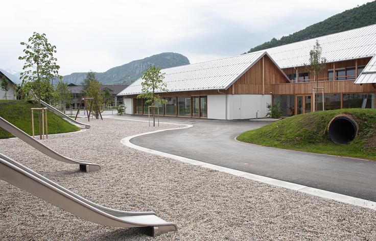 Vrtec v Bohinjski Bistrici je obveljal za najboljši odgovor na temo letošnjega bienala, ki je bila nazaj h koreninam. | Foto: Arrea in KAL A