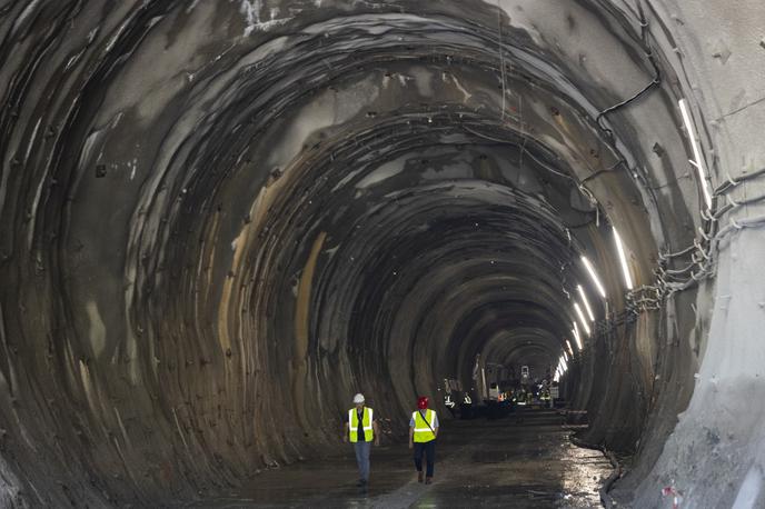Drugi tir, Divača-Koper | "Nasedli projekti podjetja Yapi Merkezi po svetu niso problem Slovenije, ampak problem podjetja. Vse, kar so na projektu drugi tir naredili, so dobili plačano skladno s ponudbo, ki so jo oddali na javnem razpisu," so zapisali na ministrstvu za infrastrukturo. | Foto STA