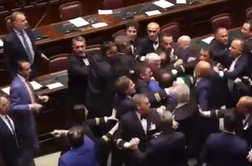 Množični pretep v parlamentu: poslanca odpeljali na vozičku #video