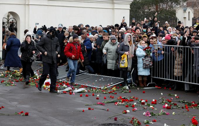 Številni žalujoči so z namenom, da bi se lahko udeležili procesije proti pokopališču, podrli varnostne ograje. | Foto: Reuters