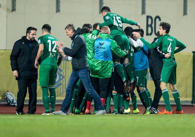 Takole so se nogometaši Krškega razveselili gola v gosteh pri Radomljah. | Foto: Vid Ponikvar