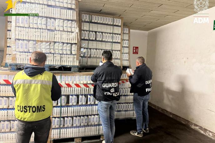 Špampon | Stekleničke šampona so imele "anonimne nalepke" s podatki in tehničnimi lastnostmi. | Foto Guardia di finanza