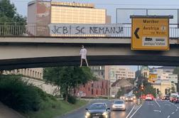 Navijači Olimpije besnijo: na mostu neznanci obesili lutko in zapisali ... #foto