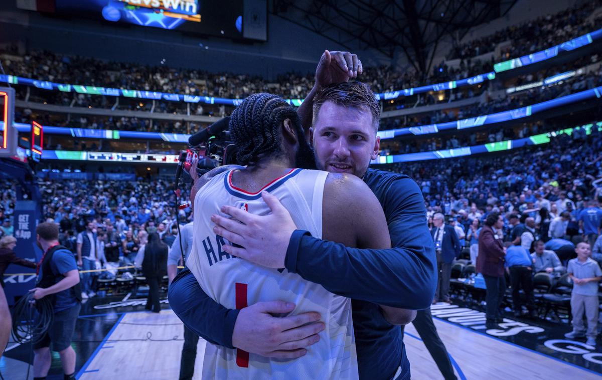 Dallas Mavericks : Los Angeles Clippers Luka Dončić James Harden | Pomerili se bosta ekipi, ki sta na zadnjih tekmah dosegli skupno kar 287 točk. Dallas 143 proti Golden Statu, LA Clippers pa 144 proti Utahu, kjer so zmagali kar za +37 in prekinili niz treh zaporednih porazov. Luka Dončić je na zadnji tekmi dosegel 45, James Harden pa 41 točk. | Foto Guliverimage