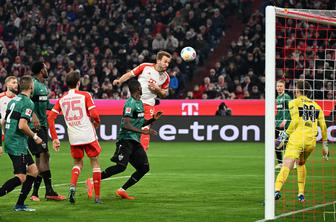 Bayern v derbiju zanesljivo odpravil  Stuttgart, Kane dvakrat v polno