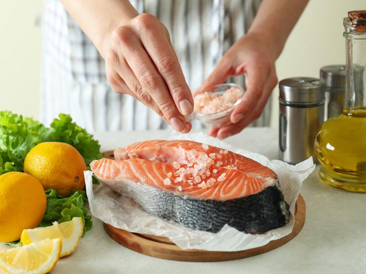 Za pripravo rib sta najpriporočljivejša peka v pečici in na žaru ter dušenje v lastnem soku. | Foto: Spar