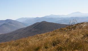 Na območju Slavnika s terenskima voziloma uničevala travnike in cesto