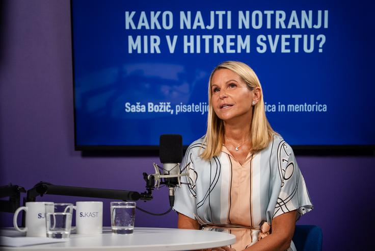 "Skozi družbena omrežja smo povezani bolj kot kadarkoli, ampak to je približno tako, kot da si neskončno žejen in piješ litre in litre slane vode." | Foto: Luka Petrič
