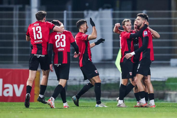 Veselje Primorja, ko je ob koncu prvega polčasa za 1:0 zadel Žan Bešir. | Foto: Aleš Fevžer